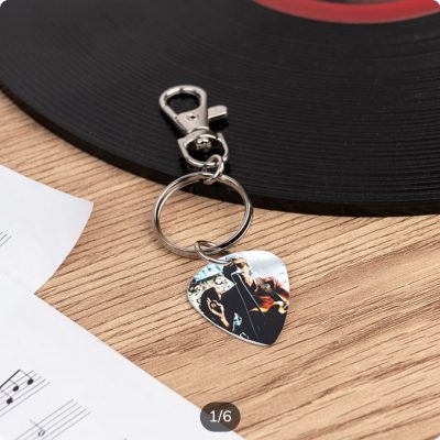Llavero con púa de guitarra personalizada