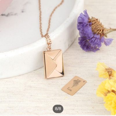 Collar con colgante de sobre y carta grabada